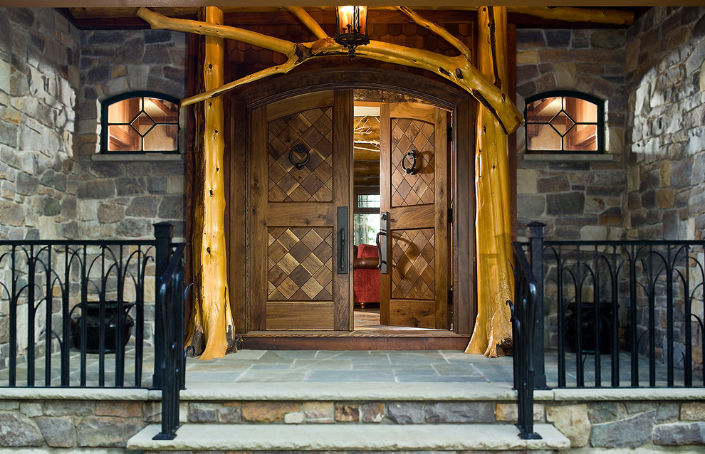 Exempel på en stor rustik ingång och ytterdörr, med grå väggar, en dubbeldörr och mellanmörk trädörr