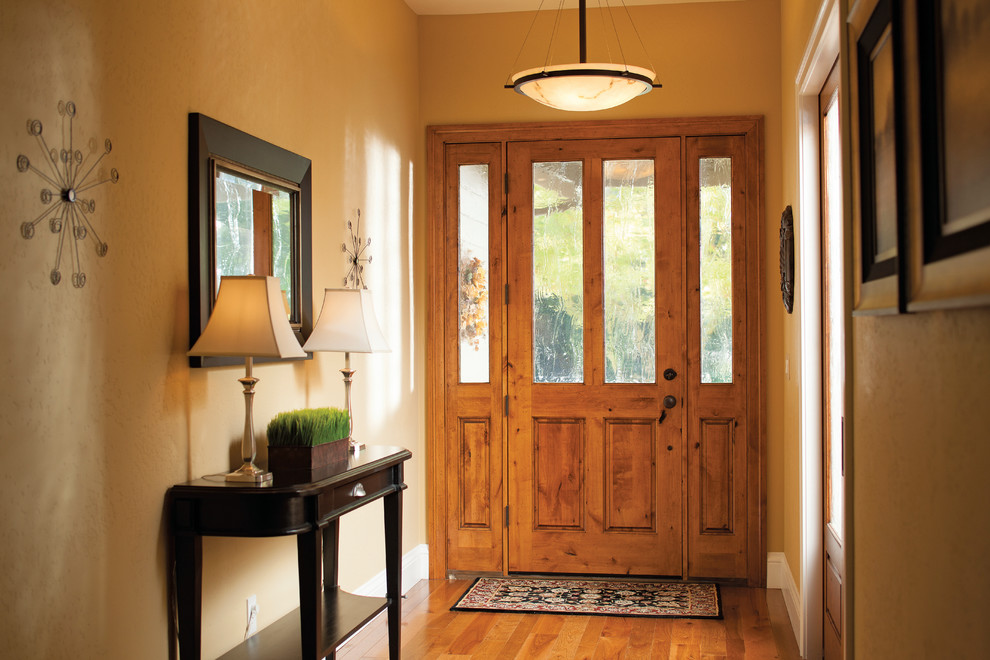 Inredning av en klassisk ingång och ytterdörr, med en enkeldörr och en brun dörr