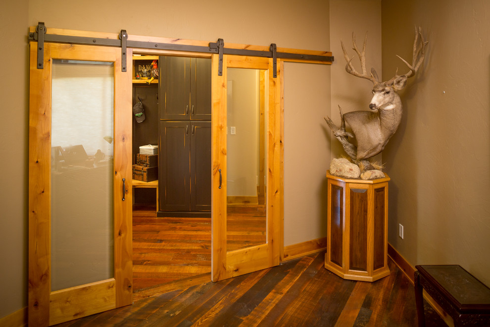На фото: входная дверь в классическом стиле с двустворчатой входной дверью и входной дверью из светлого дерева с