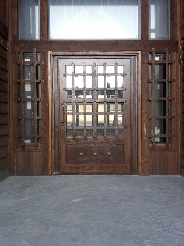 Rustik inredning av en mellanstor ingång och ytterdörr, med en enkeldörr och en brun dörr