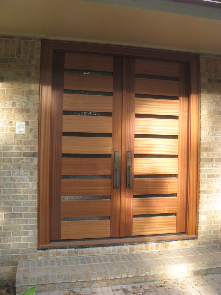 Идея дизайна: входная дверь среднего размера в стиле модернизм с двустворчатой входной дверью и коричневой входной дверью