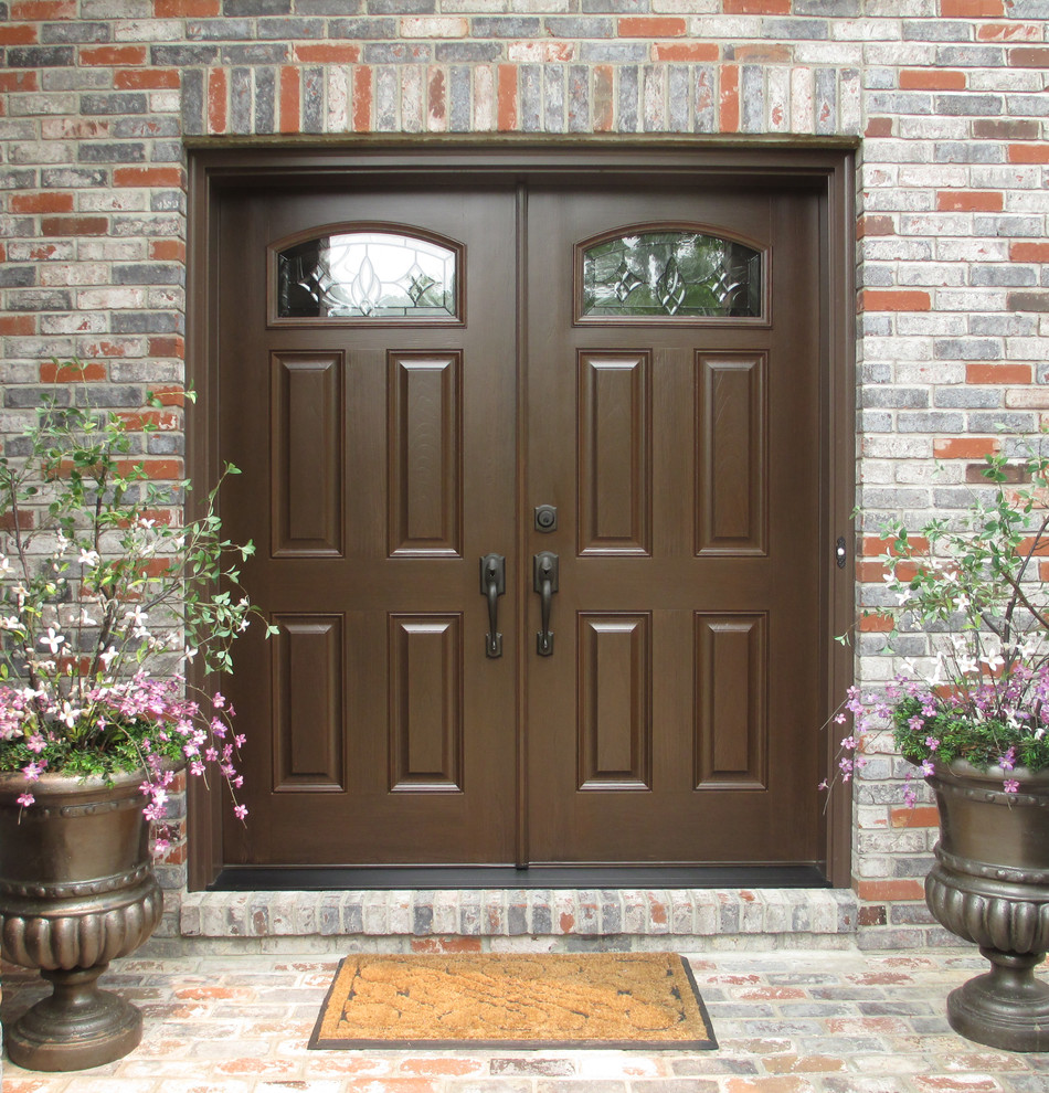 Diseño de puerta principal clásica con suelo de ladrillo, puerta doble y puerta marrón