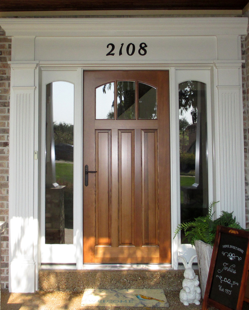 Idee per una porta d'ingresso tradizionale di medie dimensioni con una porta singola e una porta in legno bruno