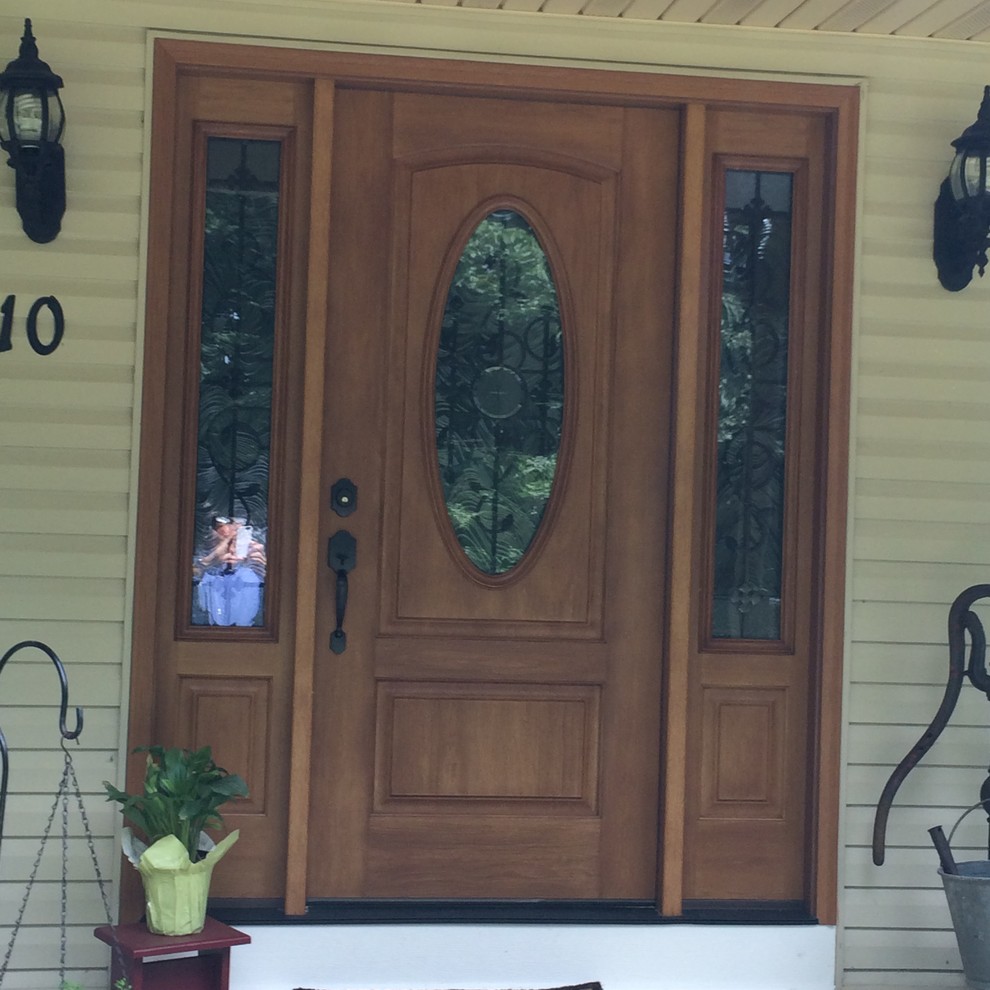 На фото: большая входная дверь в классическом стиле с одностворчатой входной дверью и входной дверью из темного дерева