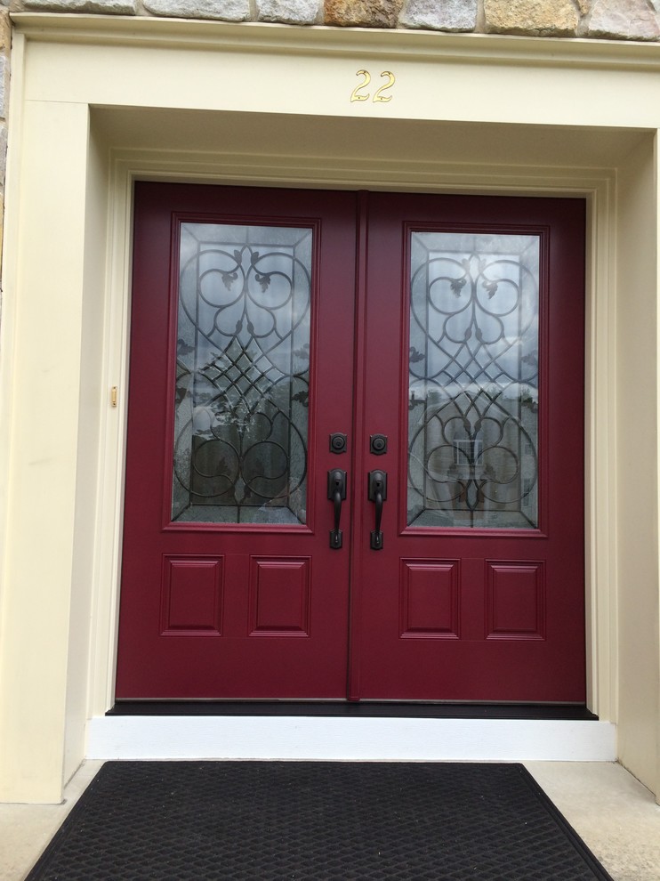 Идея дизайна: большая входная дверь в классическом стиле с двустворчатой входной дверью и красной входной дверью