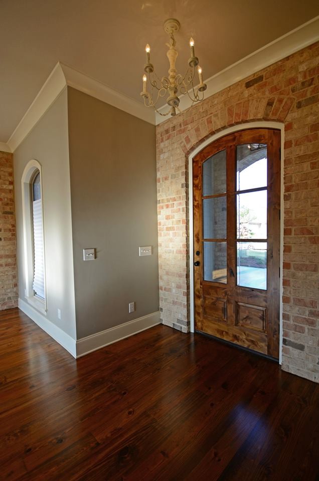 Свежая идея для дизайна: большое фойе в стиле неоклассика (современная классика) с серыми стенами, паркетным полом среднего тона, одностворчатой входной дверью и входной дверью из дерева среднего тона - отличное фото интерьера