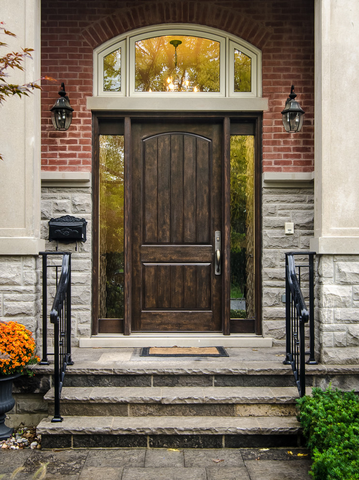 Réalisation d'une porte d'entrée tradition de taille moyenne avec une porte simple et une porte en bois foncé.