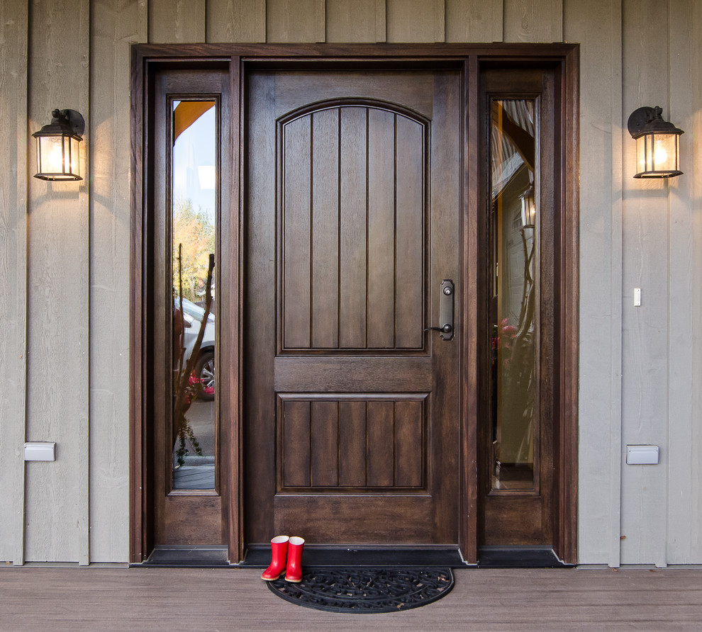 Esempio di una porta d'ingresso tradizionale di medie dimensioni con una porta a due ante e una porta in legno bruno