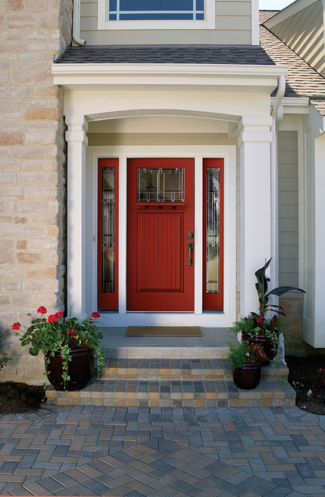 На фото: входная дверь среднего размера в стиле неоклассика (современная классика) с одностворчатой входной дверью и красной входной дверью с