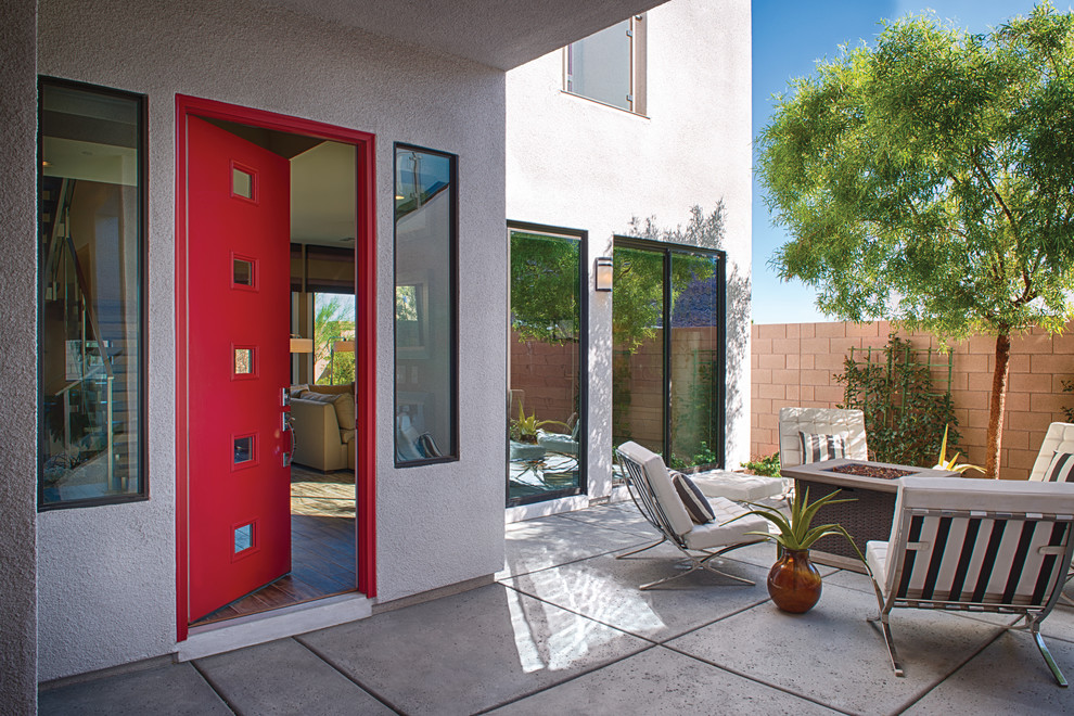 Ejemplo de puerta principal contemporánea de tamaño medio con puerta simple, puerta roja, suelo de madera en tonos medios y suelo marrón