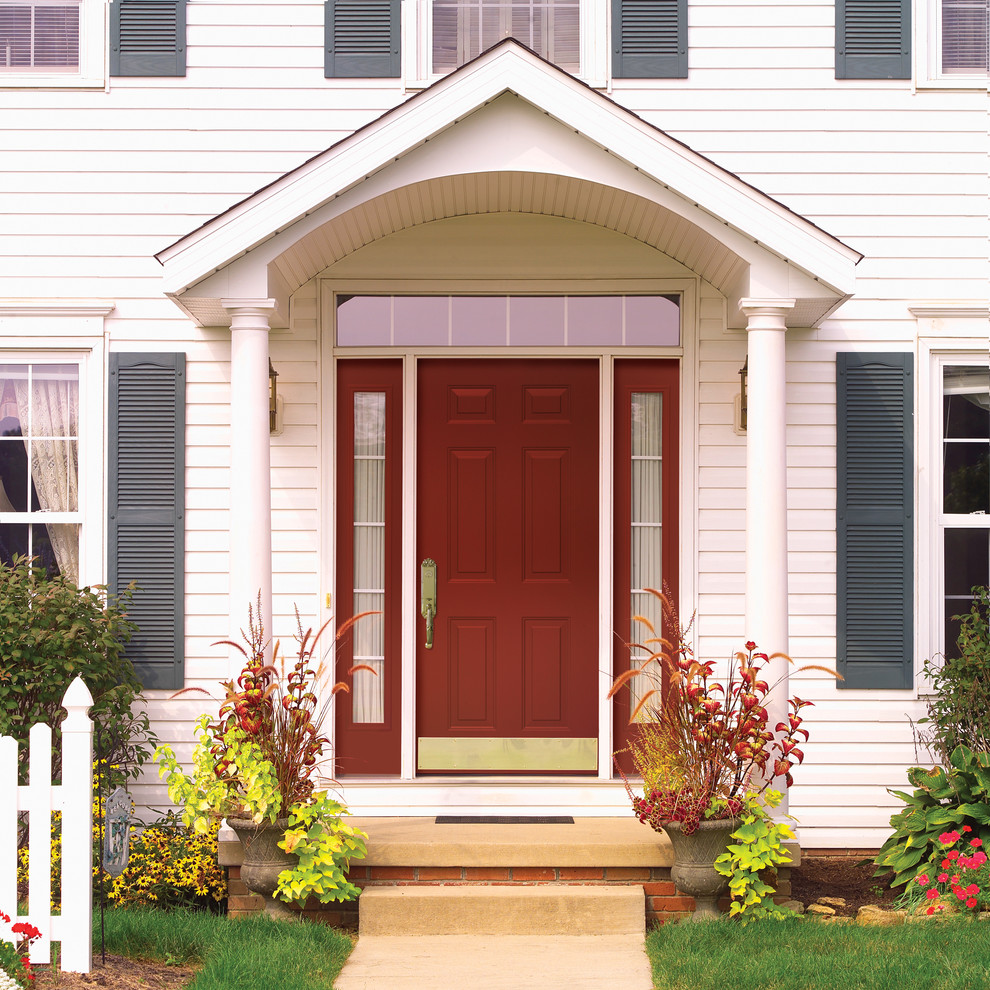 Идея дизайна: входная дверь в классическом стиле с белыми стенами, одностворчатой входной дверью и красной входной дверью