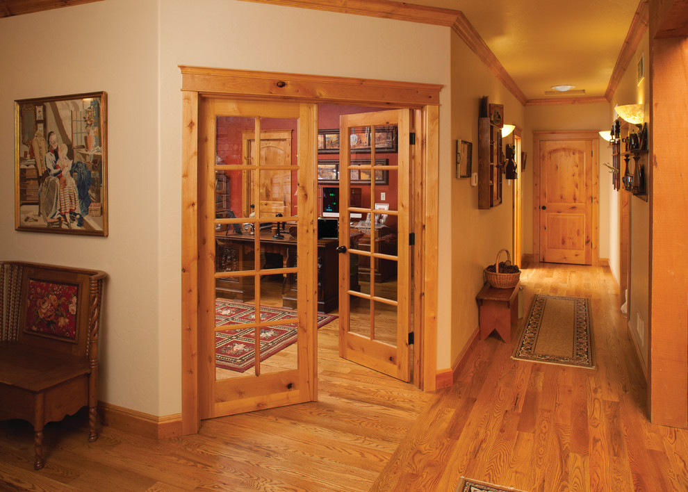 Идея дизайна: входная дверь в классическом стиле с двустворчатой входной дверью и входной дверью из светлого дерева