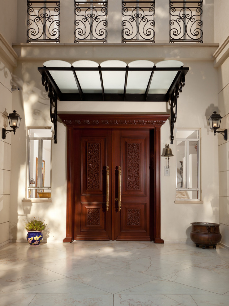 Réalisation d'une porte d'entrée tradition avec une porte double et une porte en bois foncé.