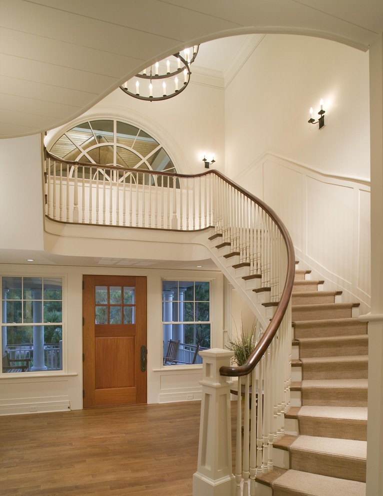 Источник вдохновения для домашнего уюта: фойе в классическом стиле с белыми стенами, одностворчатой входной дверью и входной дверью из дерева среднего тона