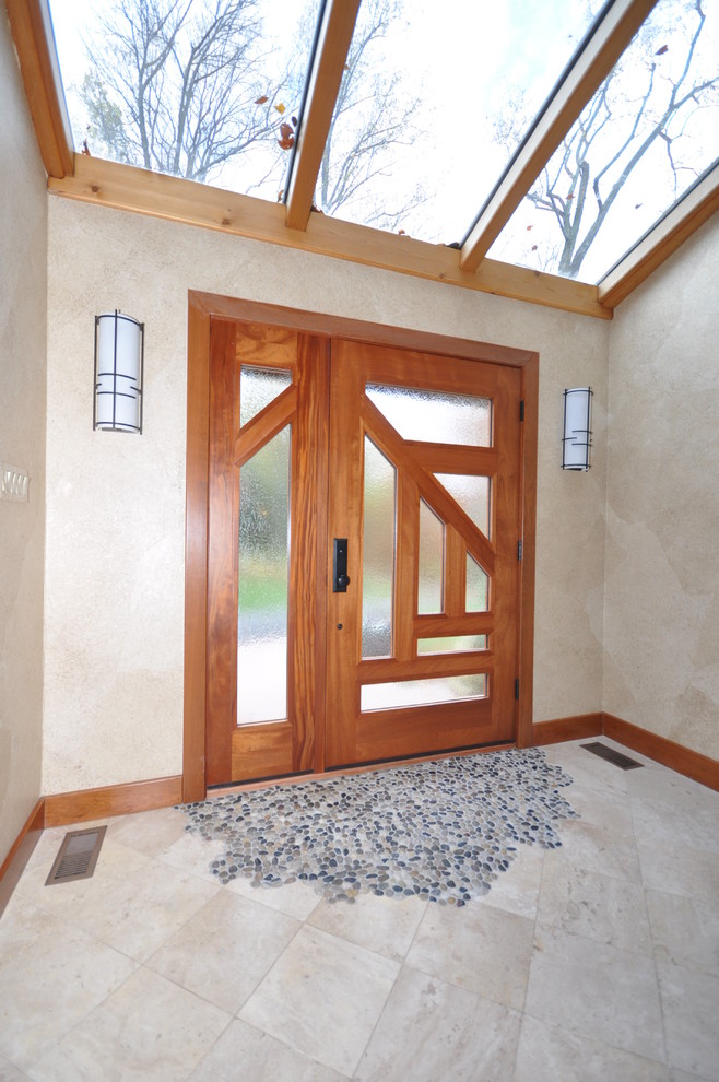 Exemple d'un grand hall d'entrée tendance avec un mur beige, un sol en carrelage de céramique, une porte simple et une porte en verre.