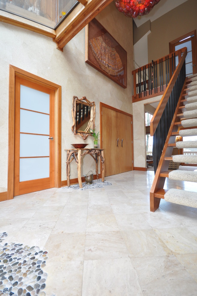 Aménagement d'un grand hall d'entrée contemporain avec un mur beige, un sol en carrelage de céramique, une porte simple et une porte en verre.