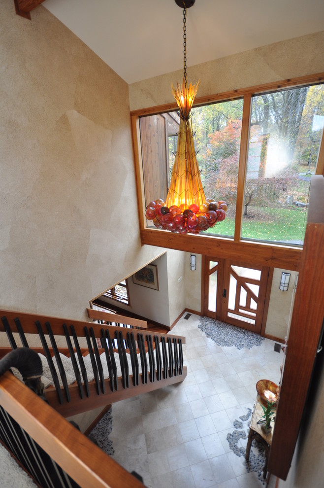 Источник вдохновения для домашнего уюта: большое фойе в современном стиле с бежевыми стенами, полом из керамической плитки, одностворчатой входной дверью и стеклянной входной дверью