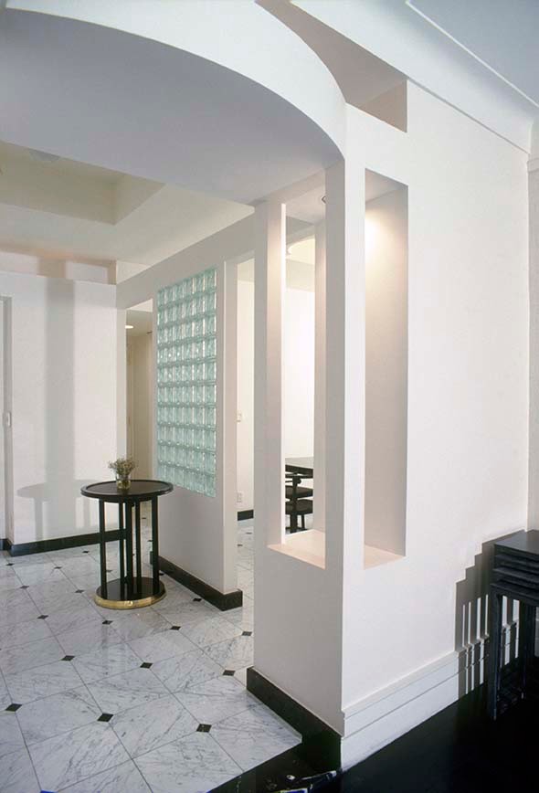Foto de entrada contemporánea pequeña con paredes blancas, suelo de mármol, puerta simple y puerta blanca