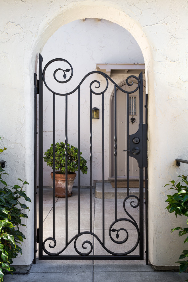 Example of a tuscan entryway design in San Francisco