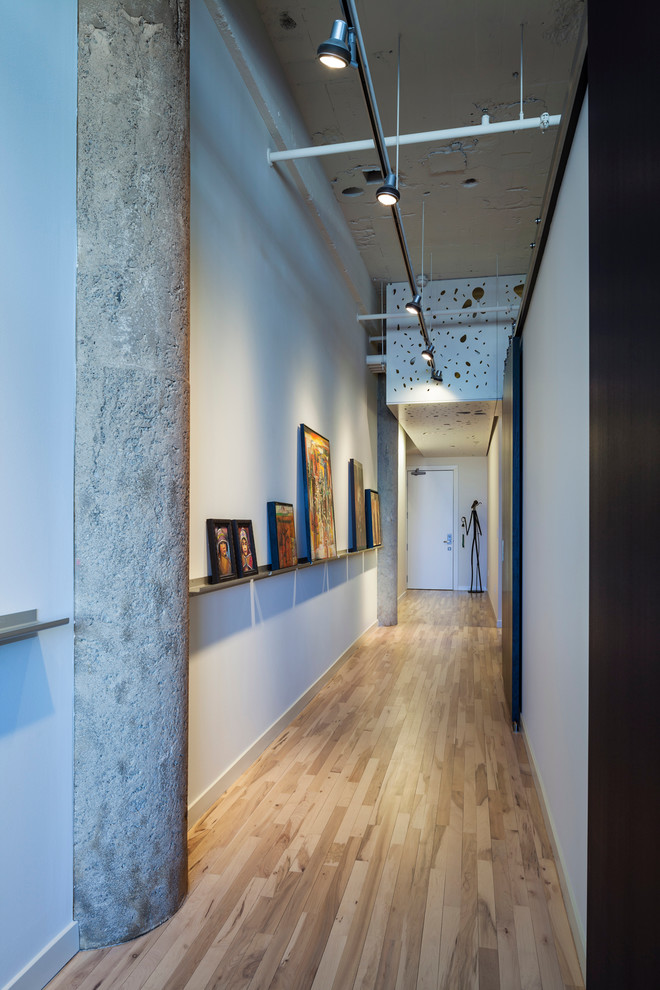 Стильный дизайн: большой коридор в стиле лофт с белыми стенами и светлым паркетным полом - последний тренд