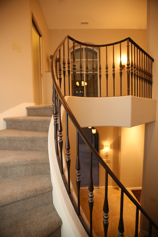 Diseño de escalera tradicional renovada extra grande