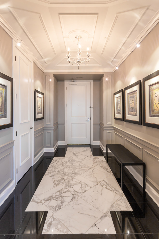 Diseño de hall actual pequeño con paredes grises, suelo de mármol, puerta simple y puerta blanca