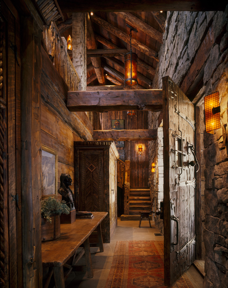 Immagine di un ingresso o corridoio stile rurale con una porta singola e una porta in legno scuro