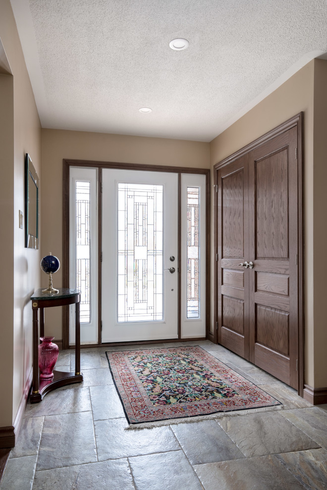 Modelo de hall tradicional de tamaño medio con paredes marrones, suelo de baldosas de cerámica, puerta simple, puerta de vidrio y suelo gris