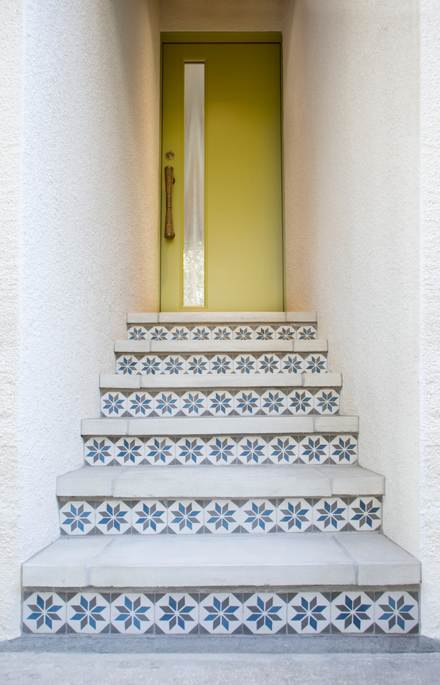 ロサンゼルスにある小さなコンテンポラリースタイルのおしゃれな玄関ドア (白い壁、コンクリートの床、緑のドア) の写真