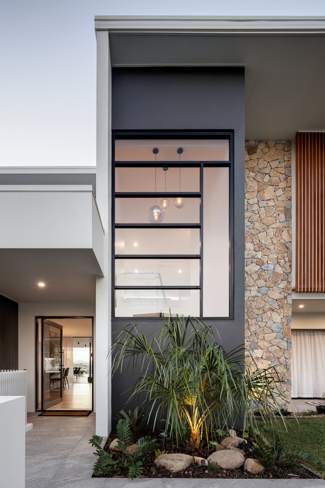 Идея дизайна: большая входная дверь в стиле модернизм с белыми стенами, полом из керамогранита, поворотной входной дверью, стеклянной входной дверью и серым полом