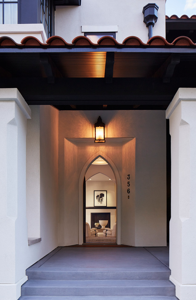 Inredning av en medelhavsstil stor ingång och ytterdörr, med vita väggar, betonggolv, en enkeldörr, mörk trädörr och grått golv