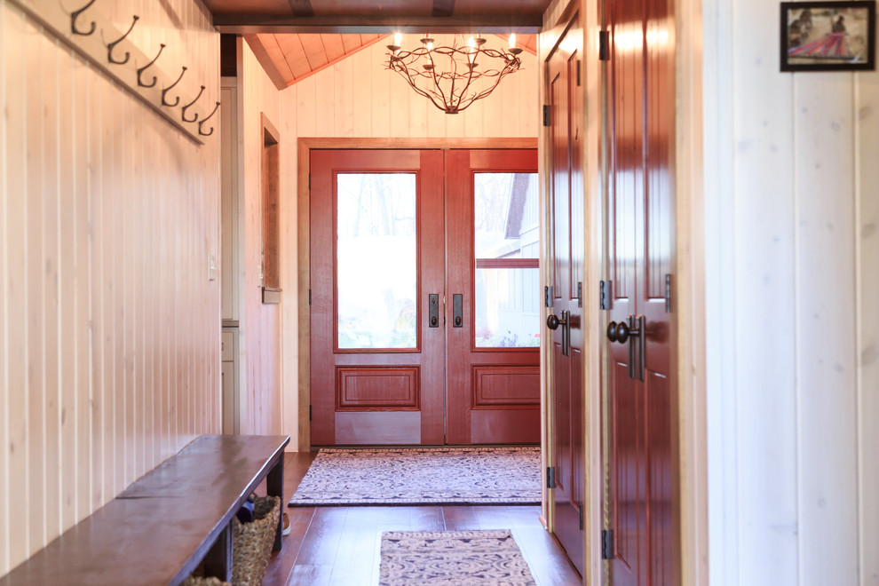 Großer Country Eingang mit Korridor, beiger Wandfarbe, Vinylboden, Doppeltür, lila Haustür und braunem Boden in Minneapolis