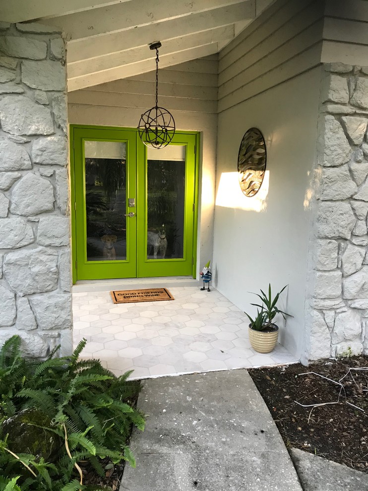 Ispirazione per una porta d'ingresso tradizionale di medie dimensioni con pareti grigie, pavimento in gres porcellanato, una porta a due ante, una porta verde e pavimento grigio