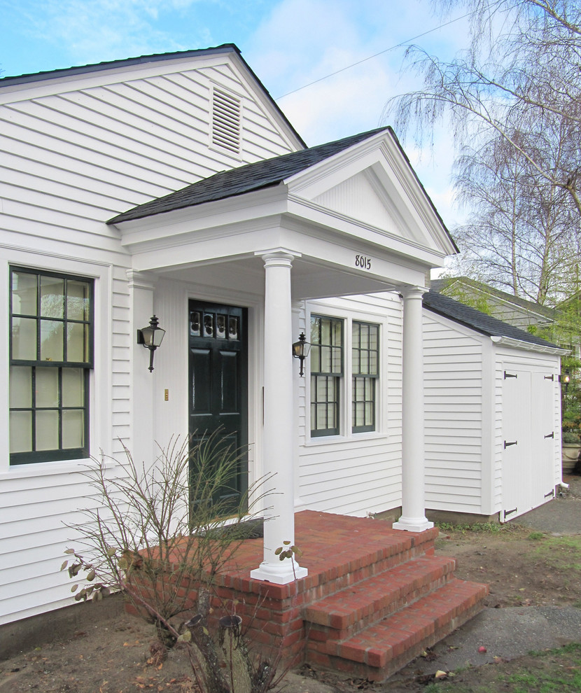 Kleine Klassische Haustür mit weißer Wandfarbe, Einzeltür und grüner Haustür in Seattle