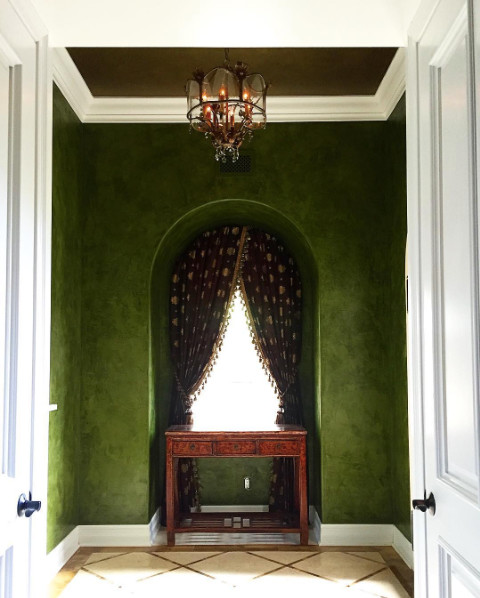 Kleines Asiatisches Foyer mit grüner Wandfarbe, Marmorboden, Einzeltür und Haustür aus Metall in Los Angeles