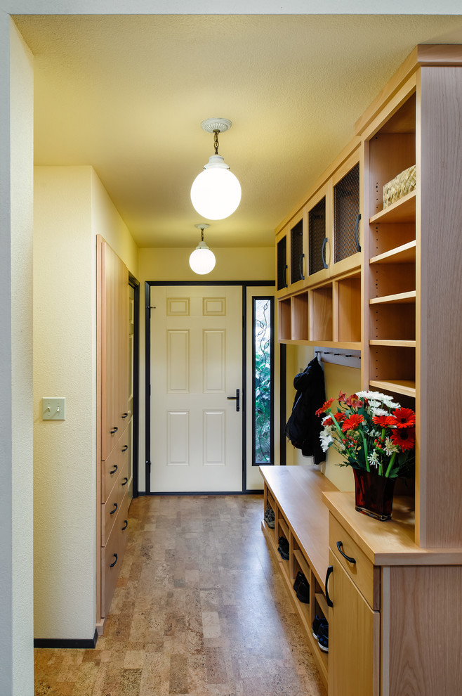 Источник вдохновения для домашнего уюта: узкая прихожая среднего размера в современном стиле с желтыми стенами, пробковым полом, одностворчатой входной дверью и белой входной дверью