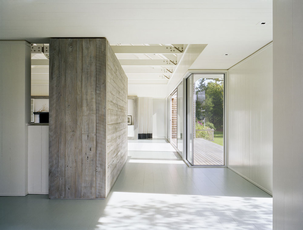 Idee per un ingresso o corridoio stile marino con pareti bianche e pavimento in legno verniciato