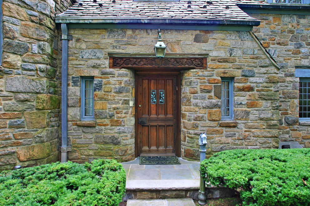 Idée de décoration pour une porte d'entrée chalet de taille moyenne avec une porte simple et une porte en bois foncé.