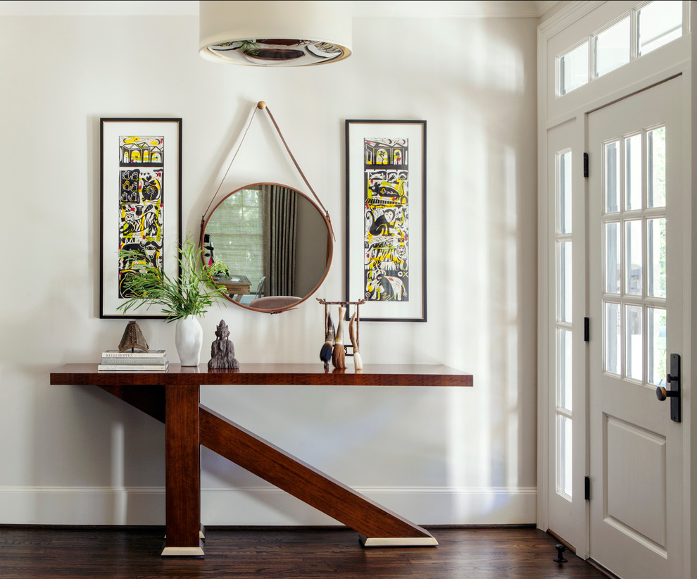 Idées déco pour une porte d'entrée classique avec un mur blanc, parquet foncé, une porte simple et une porte blanche.