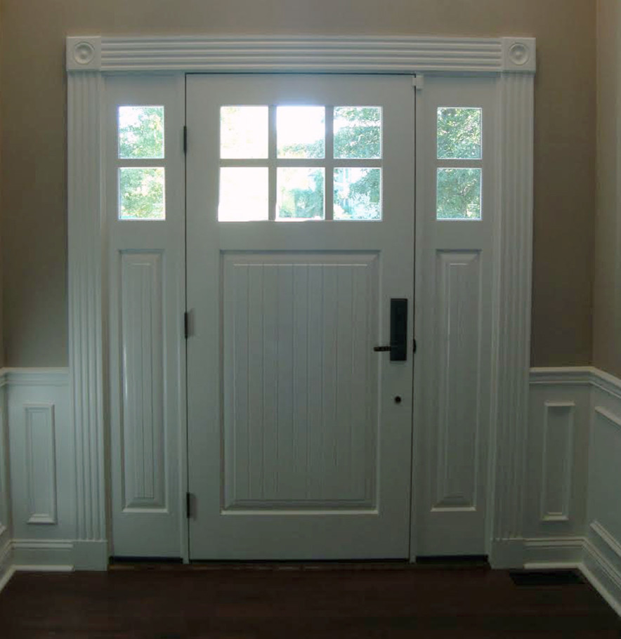 Mittelgroße Klassische Haustür mit beiger Wandfarbe, braunem Holzboden, Einzeltür und weißer Haustür in New York