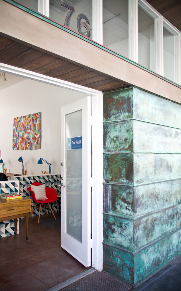 This is an example of a contemporary entrance in Los Angeles with white walls.