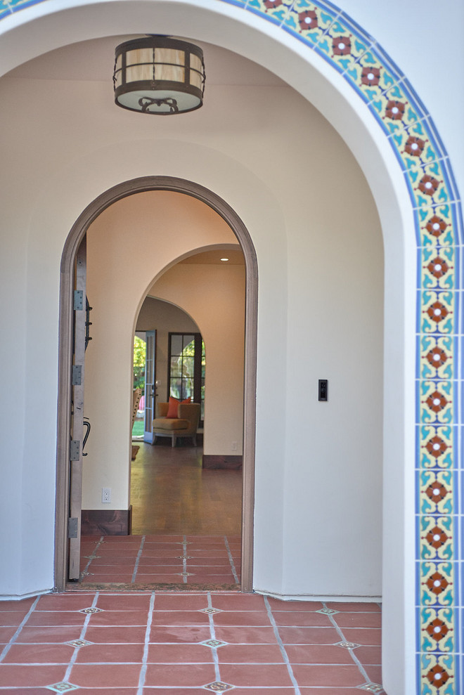 Geräumiges Klassisches Foyer mit beiger Wandfarbe, Terrakottaboden, Einzeltür, dunkler Holzhaustür und rotem Boden in San Francisco