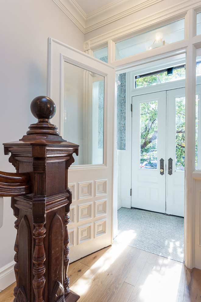 Ispirazione per una porta d'ingresso classica di medie dimensioni con pareti blu, pavimento in marmo, una porta a due ante e una porta bianca