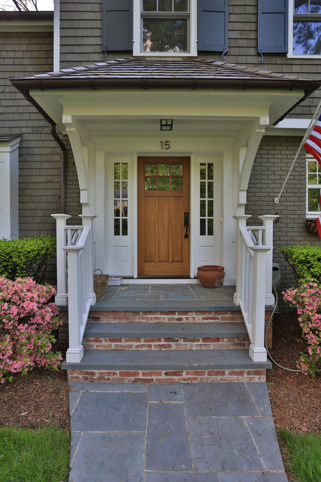 Пример оригинального дизайна: входная дверь в классическом стиле с одностворчатой входной дверью и входной дверью из дерева среднего тона