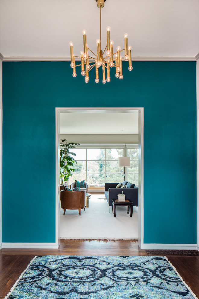 Inspiration för moderna entréer, med blå väggar och mörkt trägolv
