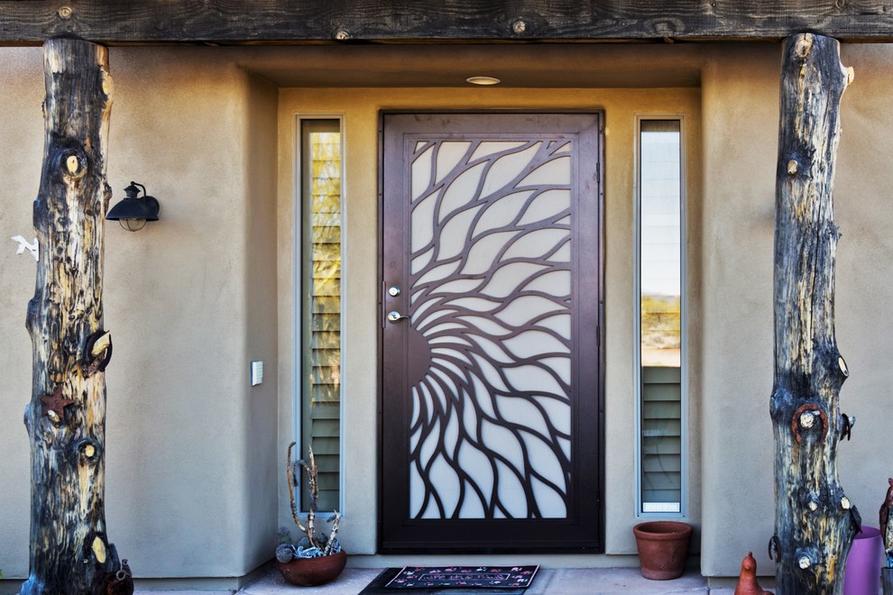 Modelo de puerta principal rústica grande con paredes beige, suelo de granito, puerta simple y puerta marrón