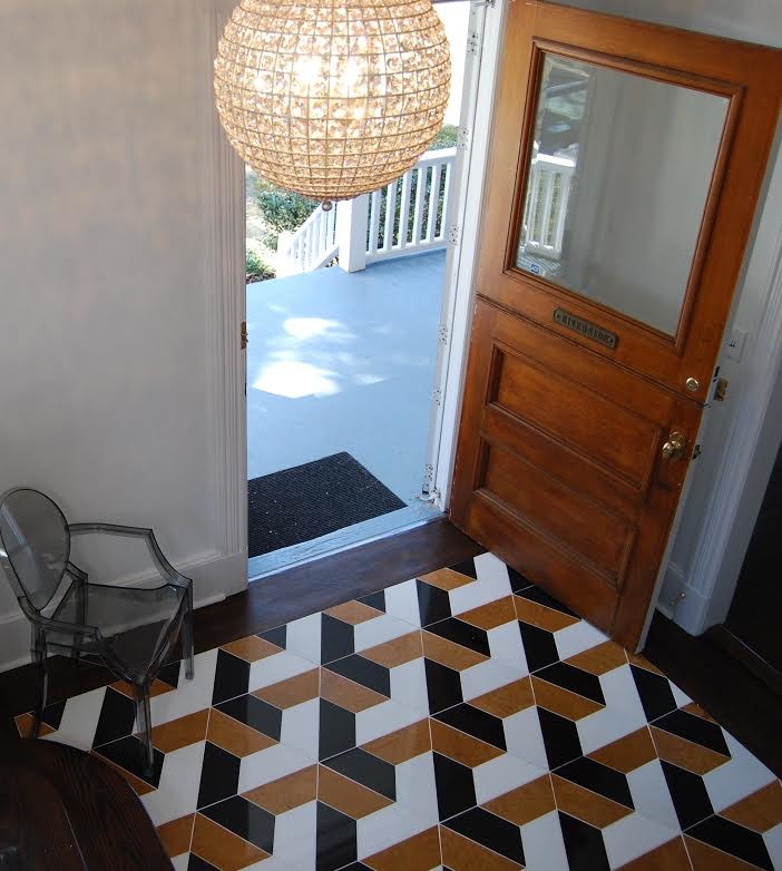 Источник вдохновения для домашнего уюта: входная дверь среднего размера в стиле фьюжн с белыми стенами, одностворчатой входной дверью, входной дверью из дерева среднего тона и мраморным полом