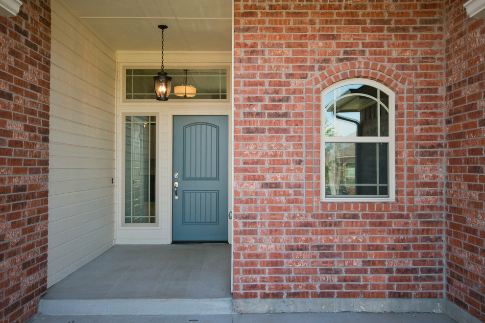 Esempio di una porta d'ingresso classica di medie dimensioni con una porta singola e una porta blu