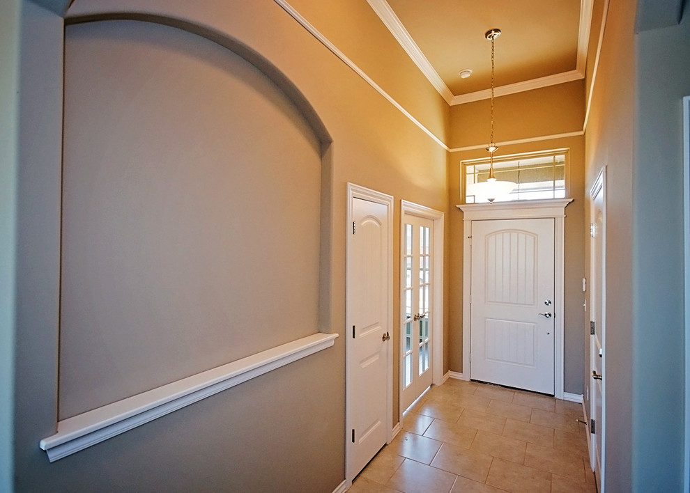 Foto på en mellanstor vintage ingång och ytterdörr, med beige väggar, klinkergolv i keramik, en enkeldörr, en vit dörr och beiget golv