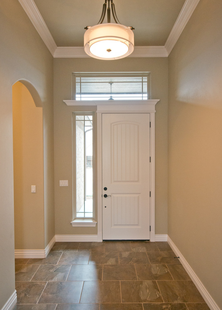 Idéer för att renovera en mellanstor vintage foajé, med beige väggar, klinkergolv i keramik, en enkeldörr och en brun dörr